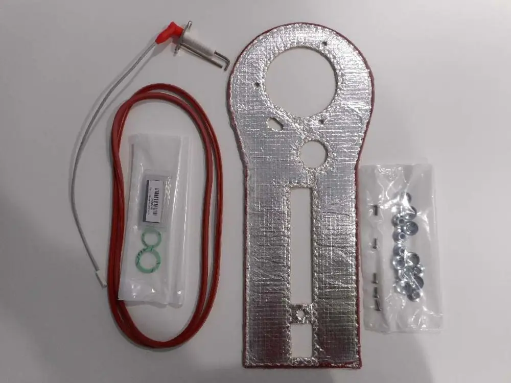 Set bestehend aus einem metallischen Halter, Kabeln, Dichtungen und Montageschrauben, geeignet für die Wartung von Remeha-Geräten.